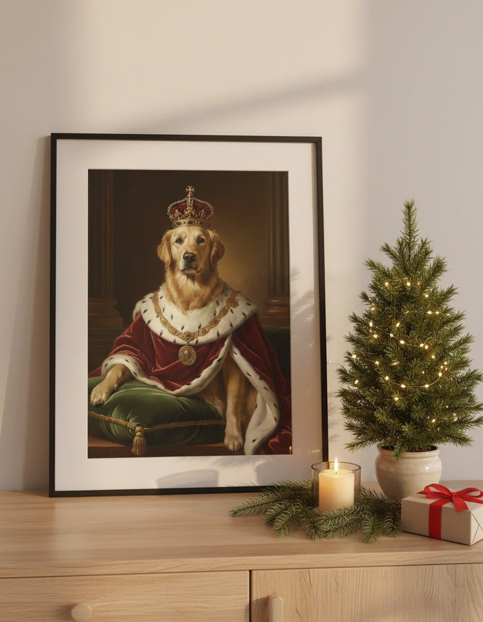 Portret golden retrievera jako Króla w formie oprawionego plakatu obok małej choinki